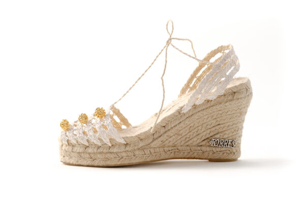 Plataforma calada blanqueada con abalorios de botones ibicencos