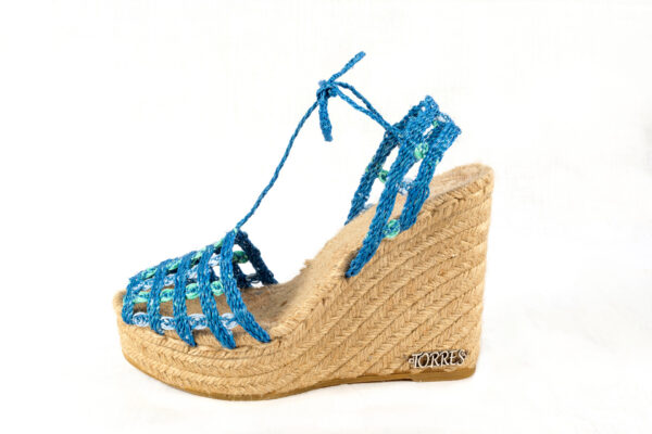 Plataforma calada azul con espirales turquesas y azules